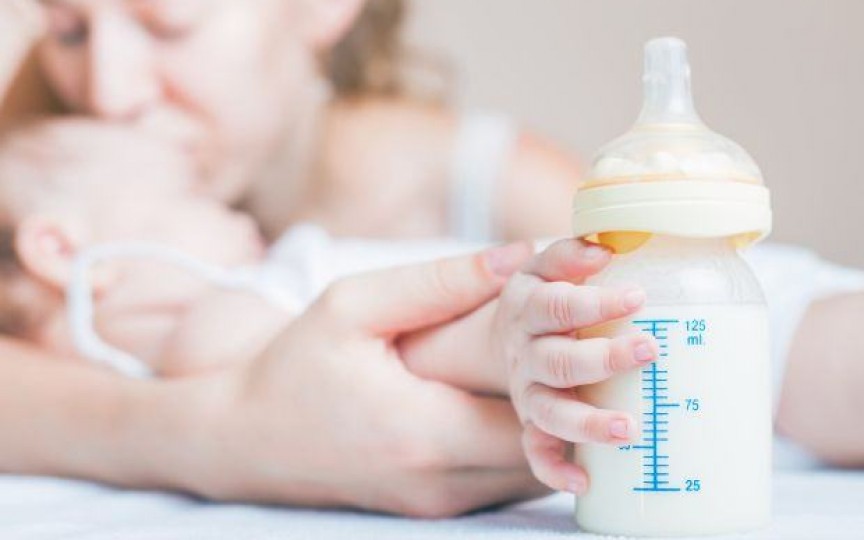 Pași de urmat pentru eliminarea suplimentului de lapte praf și reobișnuirea copilului cu sânul