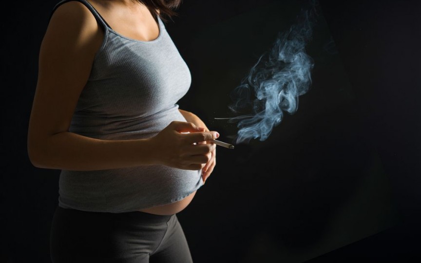 Iată cum arată ecografia bebelușului din burtica unei mame fumătoare și alteia nefumătoare!