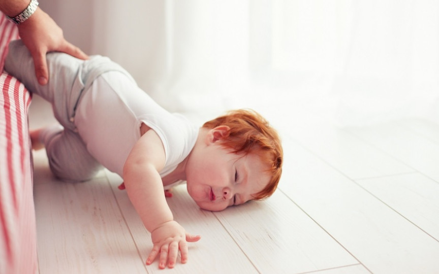 4 lucruri pe care trebuie să le faci dacă bebelușul tău a căzut din pat