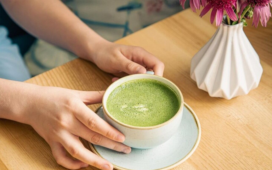 Matcha în sarcină: Beneficii, riscuri și sfaturi de la specialiști pentru un consum sigur