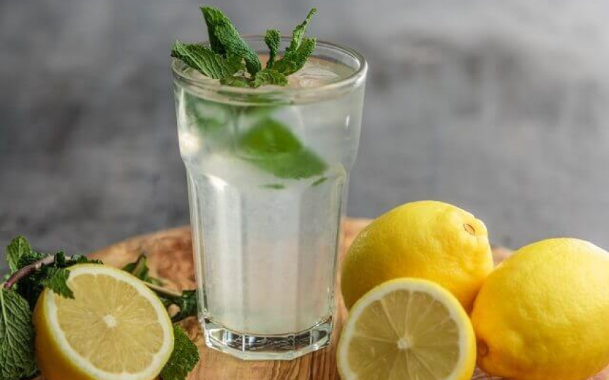 Rețetă simplă și gustoasă de limonadă cu proprietăți antiinflamatoare pentru durerile menstruale