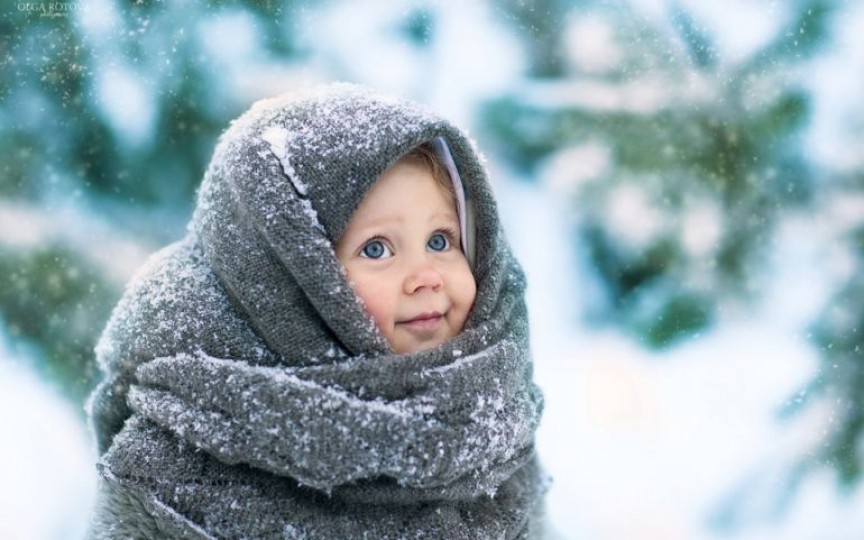 Cum îi îmbrăcăm pe copii iarna? Fără fular la gură și pulovere groase