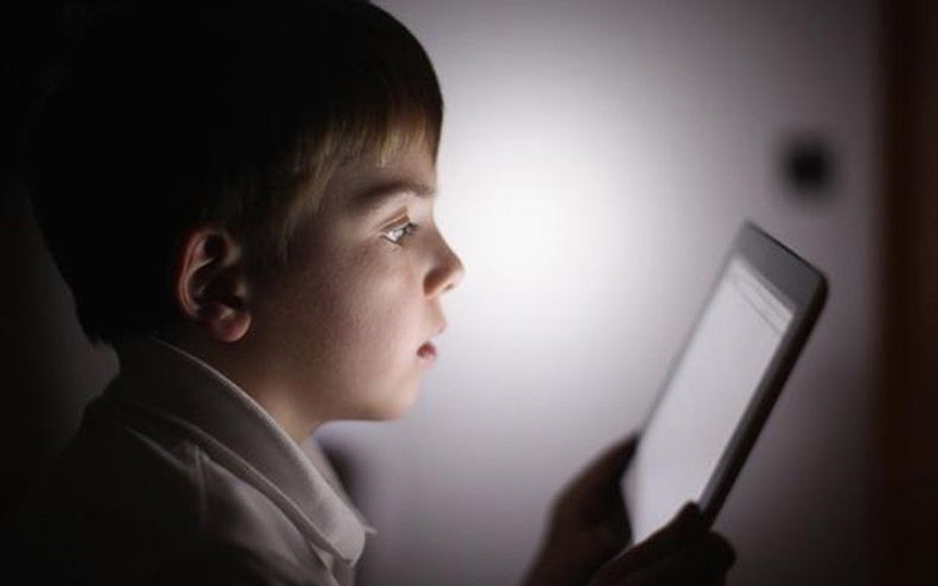 Autismul virtual la copii: simptome, cauze și sfaturi pentru părinți
