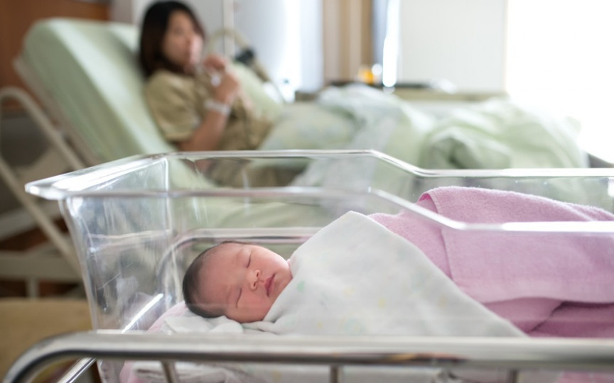 Urmează să vizitezi un nou-născut, la spital? 8 reguli de care ar trebui să ții cont