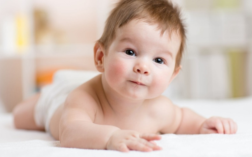 Totul despre bebe la 4 luni de viață: dezvoltare, alimentație, personalitate, stimulare, cumpărături