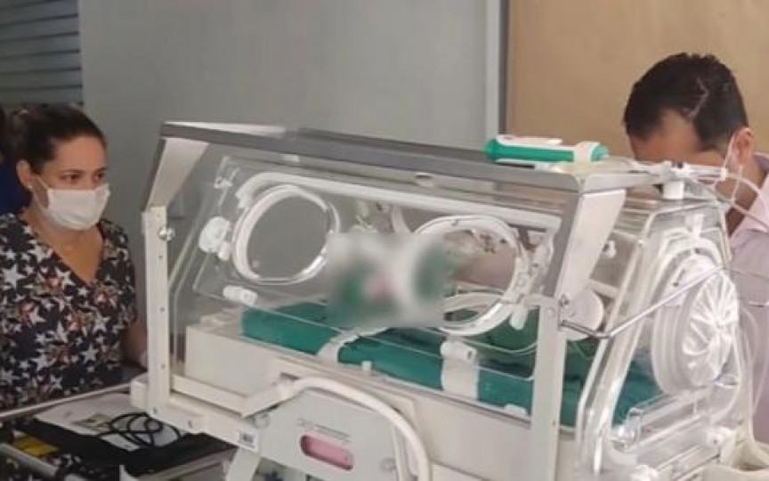 Un bebeluș declarat mort la naștere a dat semne de viață când era pregătit pentru înmormântare