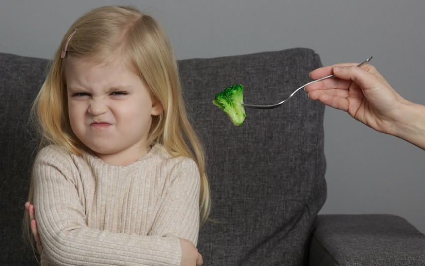 5 fraze pe care să NU i le spui copilului când refuză să mănânce