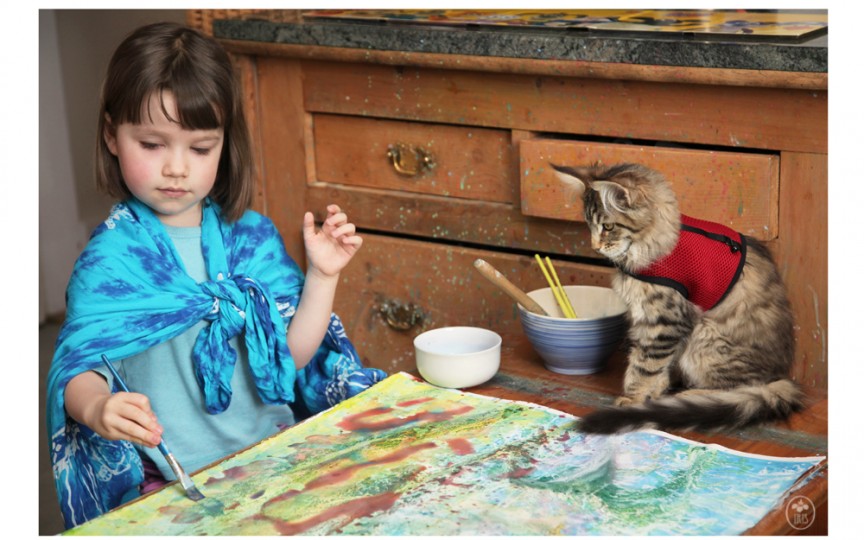 Povestea fetiţei pictoriţe care suferă de autism şi e ajutată de o pisică