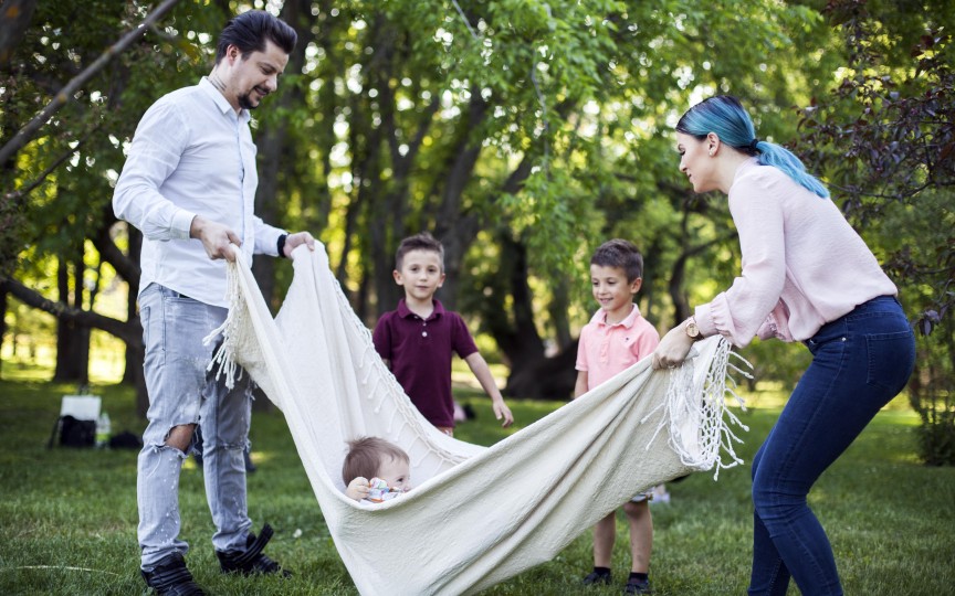 (VIDEO și FOTO) Familia Manciu, la picnic. Secretele părinților cum îi cresc pe cei 3 flăcăi ai lor