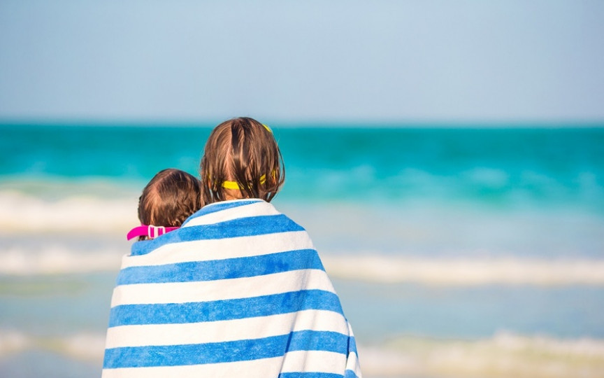 Avertisment pentru toți părinții: “Nu mai înfășurați umerii copiilor cu prosoape, la plajă. Acest gest poate fi fatal pentru cei mici”