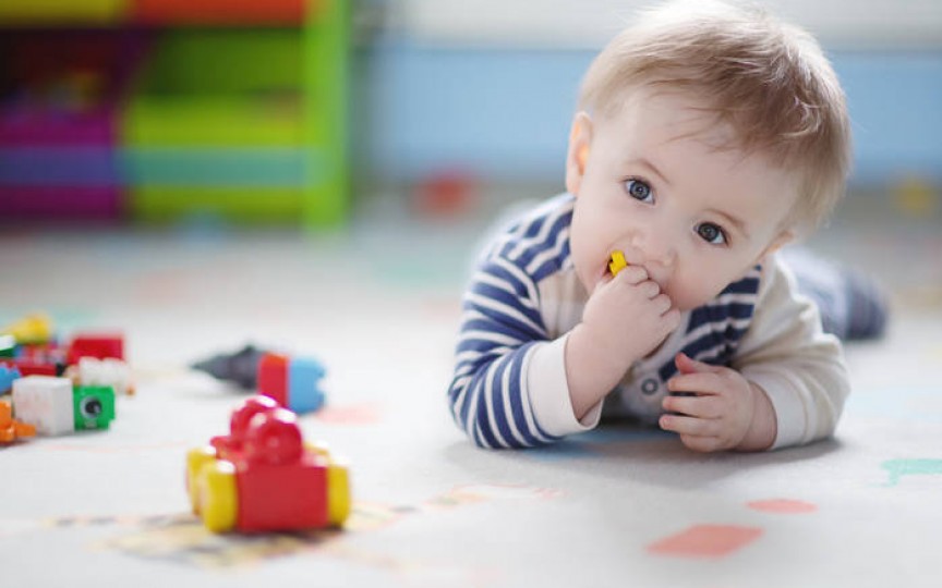 Dezvoltarea copilului în primul an de viață: ce e normal și ce nu