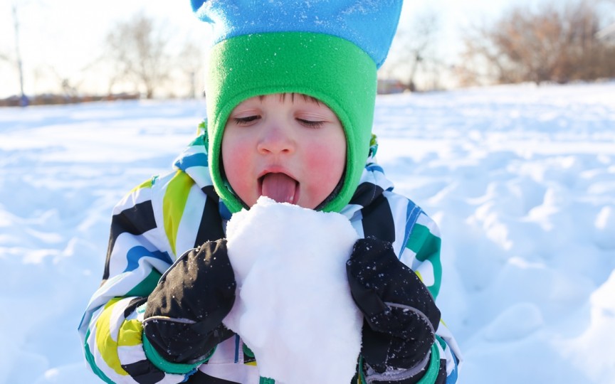 La ce pericole se expun copiii când mănâncă zăpadă