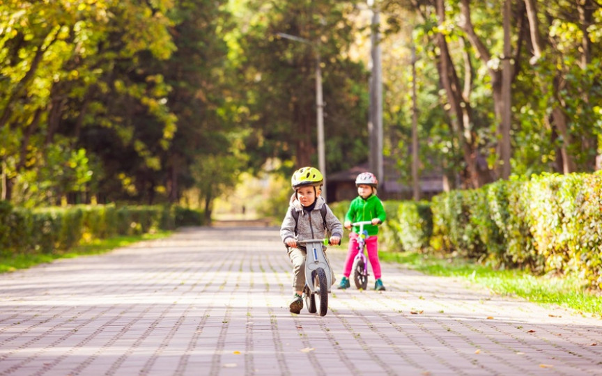 Siguranța copilului: AAP actualizează recomandările privind folosirea căștilor pentru plimbările cu bicicleta