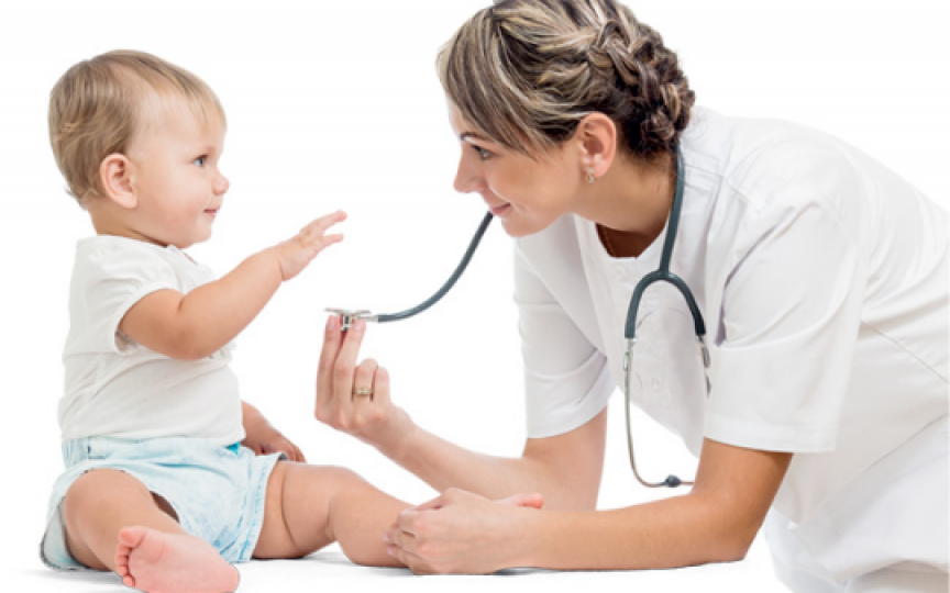 3 medici pediatri, care sunt și mămici, dezvăluie ce fac când copilul lor este răcit