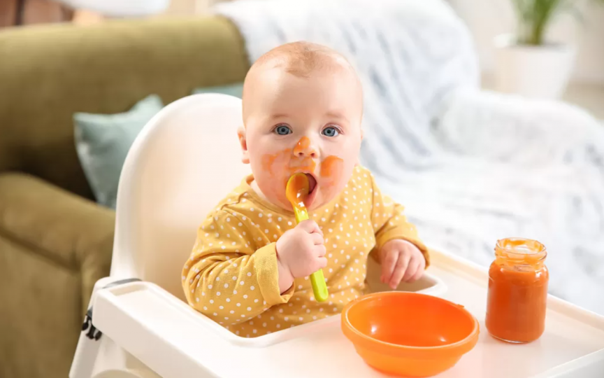Tabel diversificare. Cum să introduci alimentele solide mai ușor în alimentația bebelușului