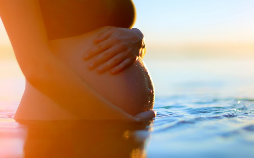 Imagini uluitoare: O mămică a născut în Oceanul Pacific