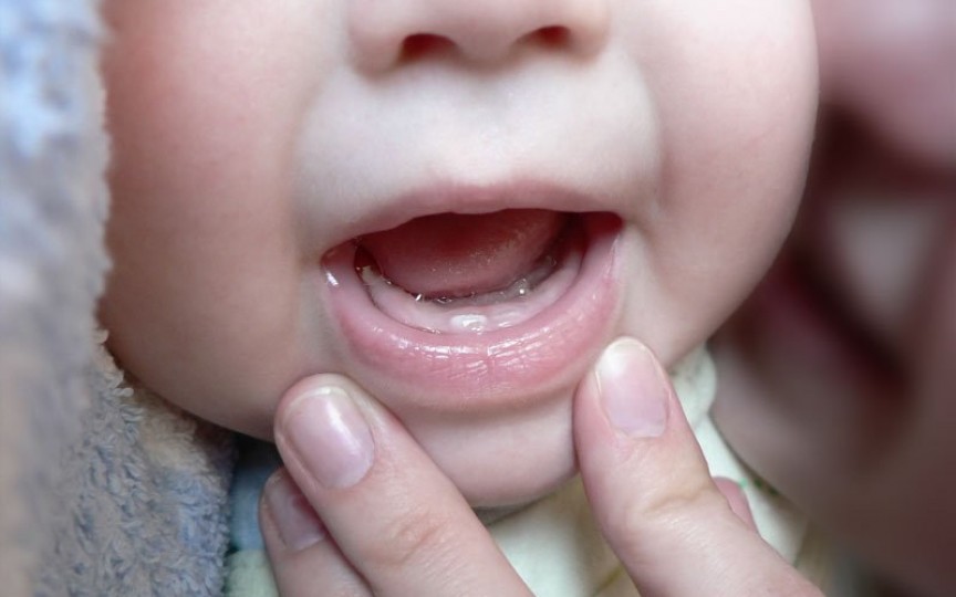 Reacțiile bebelușilor la ieșirea dinților