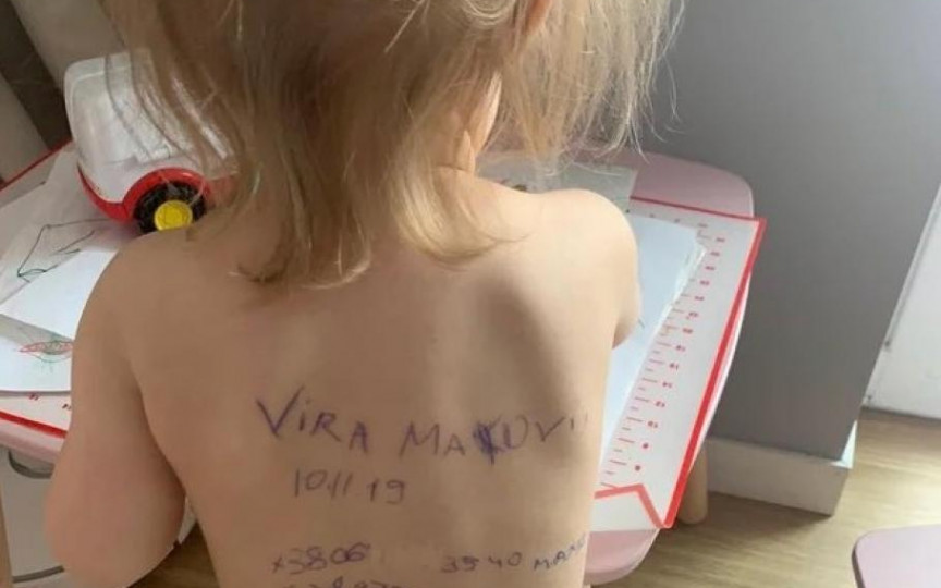 De teama că va fi ucisă în război, o mamă din Ucraina a scris pe spatele fetiței sale toate datele necesare