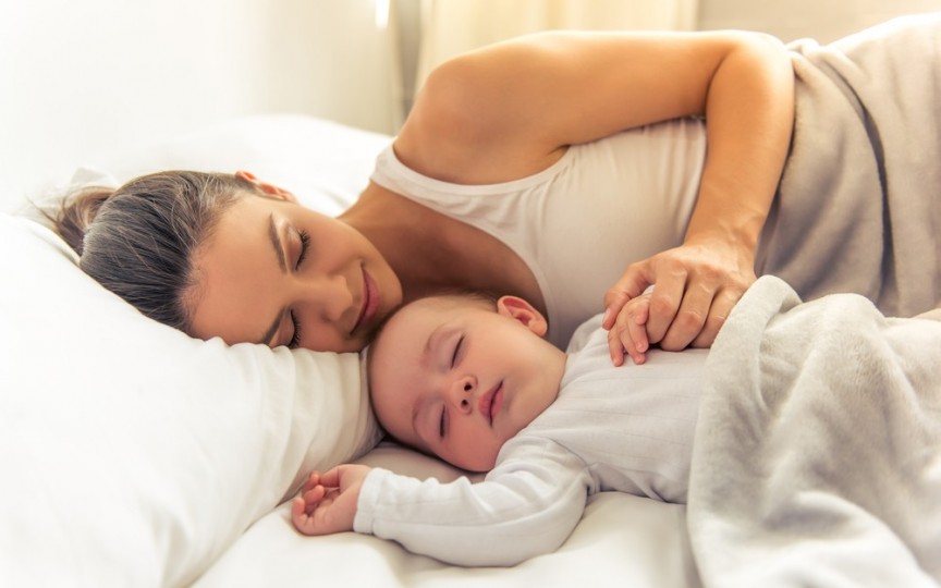 12 sfaturi pentru siguranța somnului împreună cu bebelușul tău