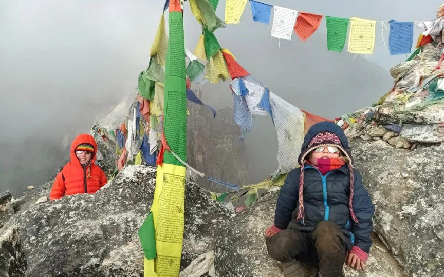 Cine este fetița de numai 4 ani care a ajuns pe Everest. Cum au pregătit-o părinții pentru această experiență