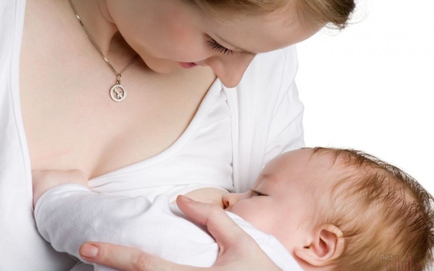 Este 100% natural și conține acizi grași esențiali pentru creierul bebelușului. Beneficiile laptelui matern