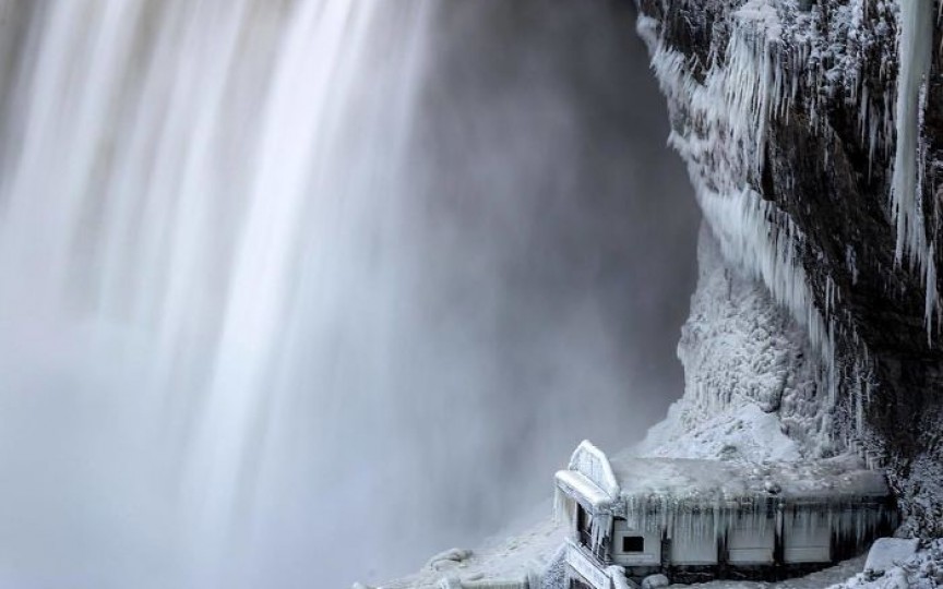Este atât de rece în SUA, încât cascadele din Niagara au înghețat și arată spectaculos!