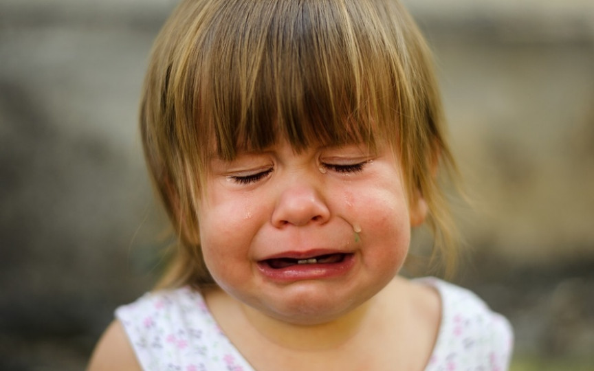 8 fraze pe care să le spui copilului tău, în loc de “Nu mai plânge!”