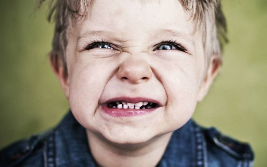 Medic stomatolog despre scrâșnitul dinților (bruxismul) la copii: de ce apare și cum se poate trata?