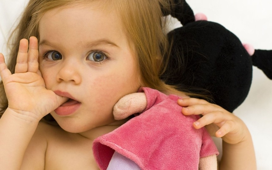 Medic pediatru: Copiii care folosesc degetul în locul suzetei dezvoltă infecții digestive, însoțite de diaree, vărsături sau febră