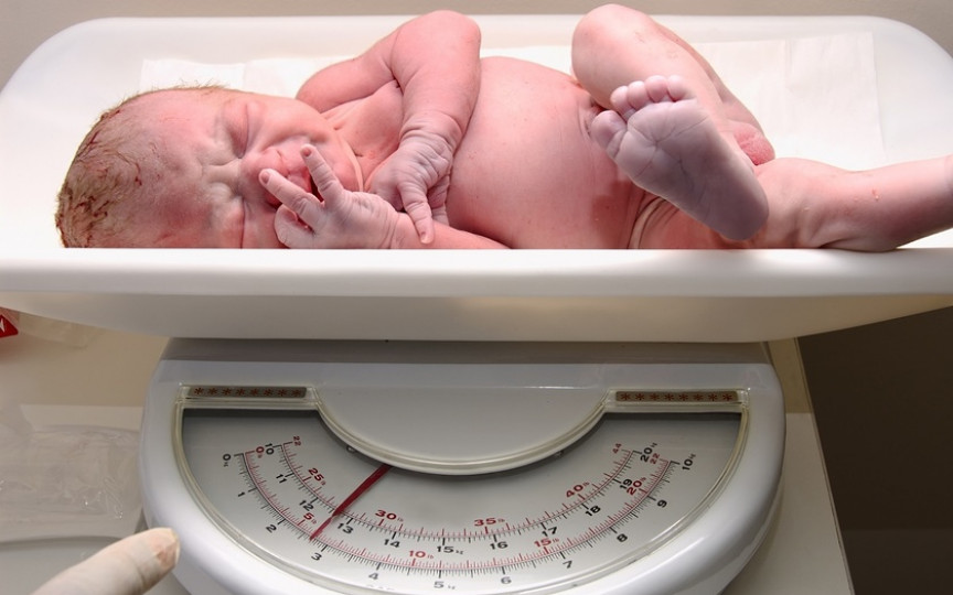 Greutatea la naștere a bebelușului ar putea detecta riscul de probleme psihologice, conform unui nou studiu