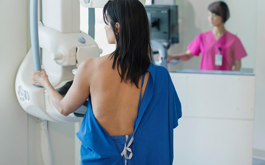 Femeile cu sâni denși riscă un diagnostic tardiv de cancer mamar. Ce arată noile studii despre importanța scanărilor suplimentare