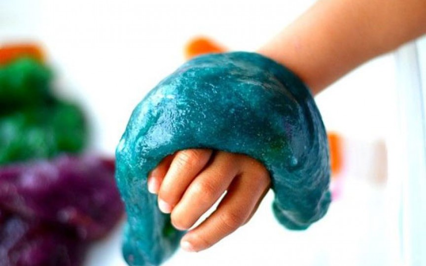 Jucării sănătoase făcute acasă: Noroi elastic colorat