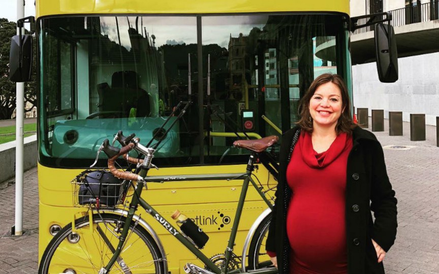 Ministra care s-a dus la maternitate cu bicicleta