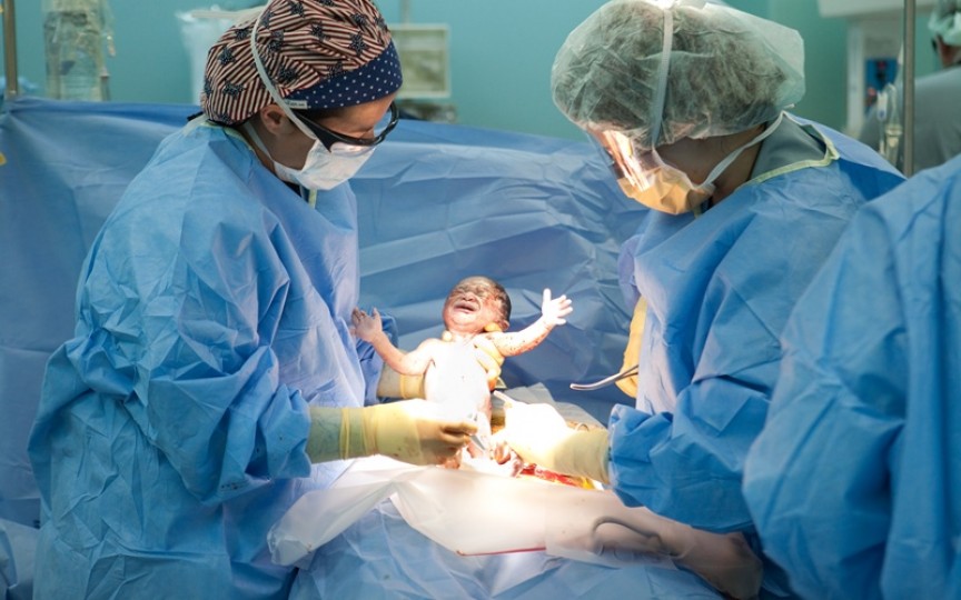 Medic: Moda nașterilor „programate”, cu cezariană, nu are recomandări pur medicale, ci e dictată de comoditate