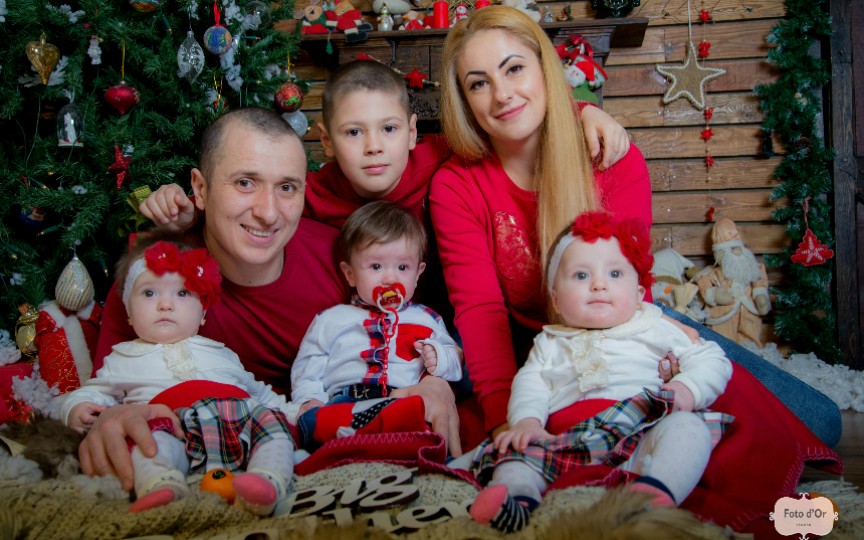 Tripleții familiei Cazacu l-au întâlnit pentru prima dată pe Moș Crăciun