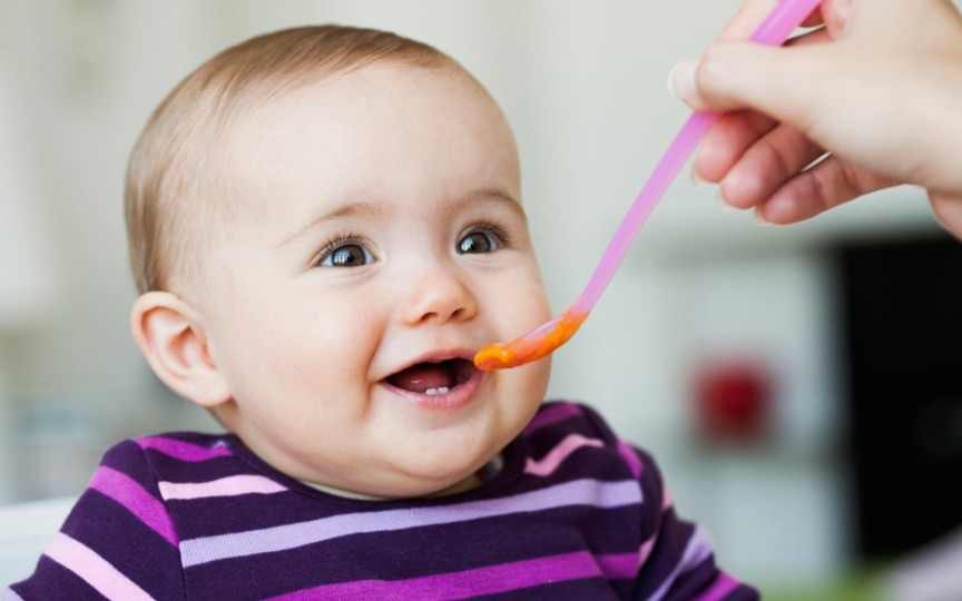 OMS: Mâncarea pentru bebeluşi conţine un nivel prea ridicat de zahăr