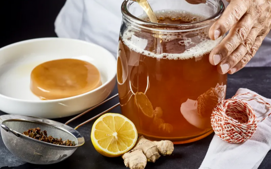 Băutura fermentată care asigură sănătatea gastrointestinală. Scapă de balonare, diaree și constipație