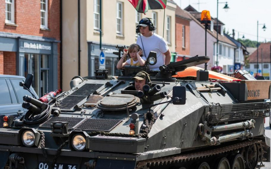 Un britanic îşi plimbă familia cu tancul. Vecinii îl opresc de fiecare dată pentru poze, iar copiii sunt cei mai fericiţi