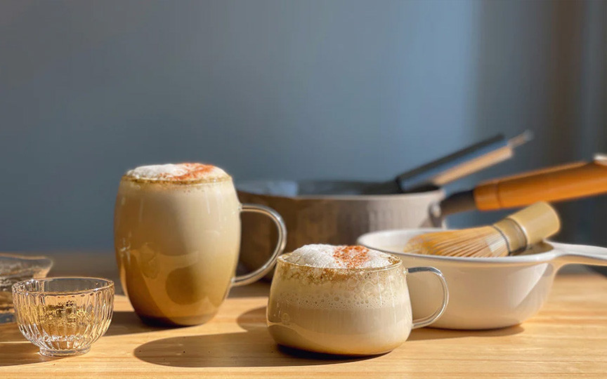 Hojicha – Ceaiul japonez prăjit care cucerește lumea. O alternativă mai blândă și aromată decât matcha