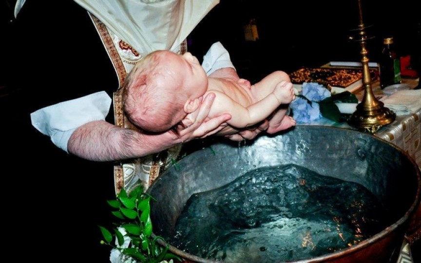 Un bebeluș a ajuns în stare critică la spital după ce a fost botezat