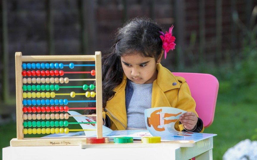 La numai 4 ani, o fetiță din Marea Britanie are un IQ comparabil cu al lui Einstein