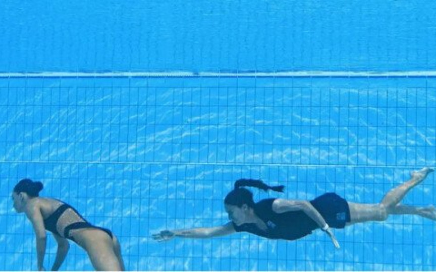 Momentul în care o înotătoare a leșinat chiar în timpul competițiilor. Sportiva a fost salvată de antrenoarea sa