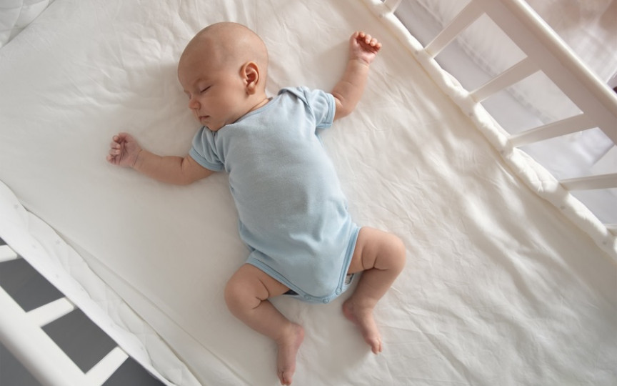 De ce dormitul pe spate este considerat cel mai bun pentru bebeluși?