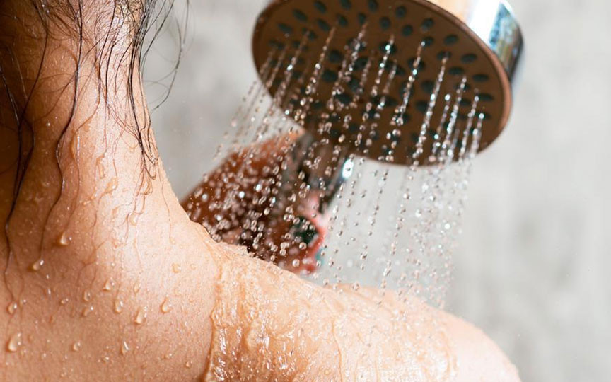 Cât timp e sănătos să facem duș vara? Sfaturi esențiale de la dermatologi