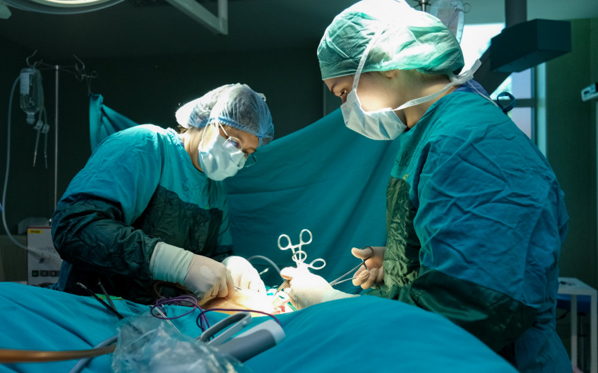 Tumoare gigantă de 50 de cm la o adolescentă, operată minim invaziv de echipa Medpark