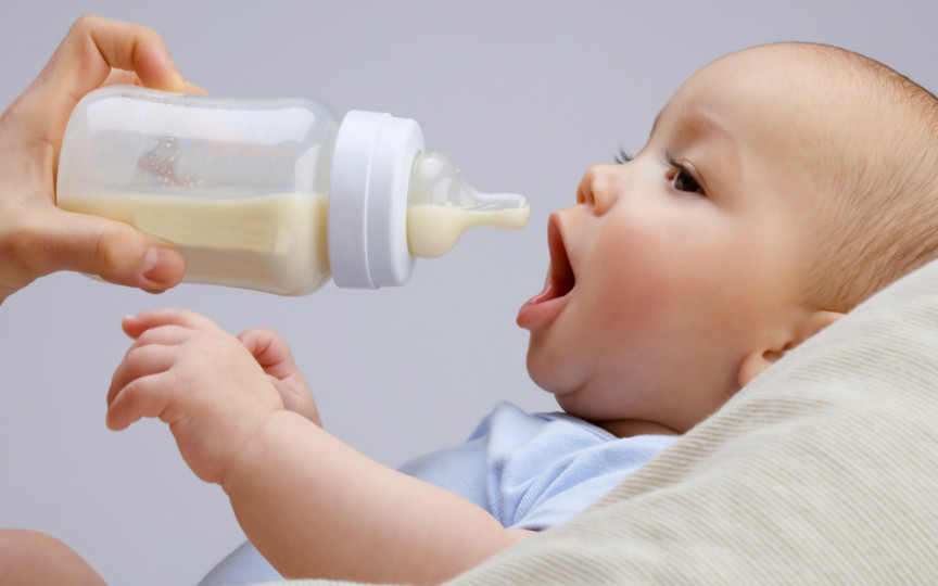 Cât mănâncă un bebeluș și cum știi dacă e suficient pentru a crește sănătos