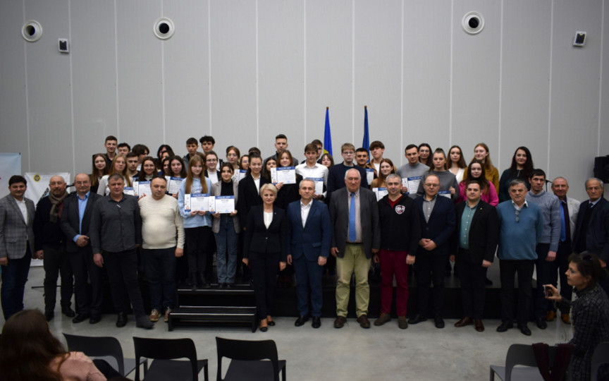 Zeci de tineri cercetători, premiați la Chișinău