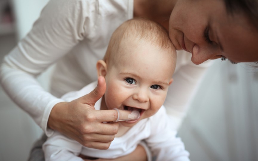 Îngrijirea primilor dinți de lapte la bebeluș – sfaturi de la medic stomatolog