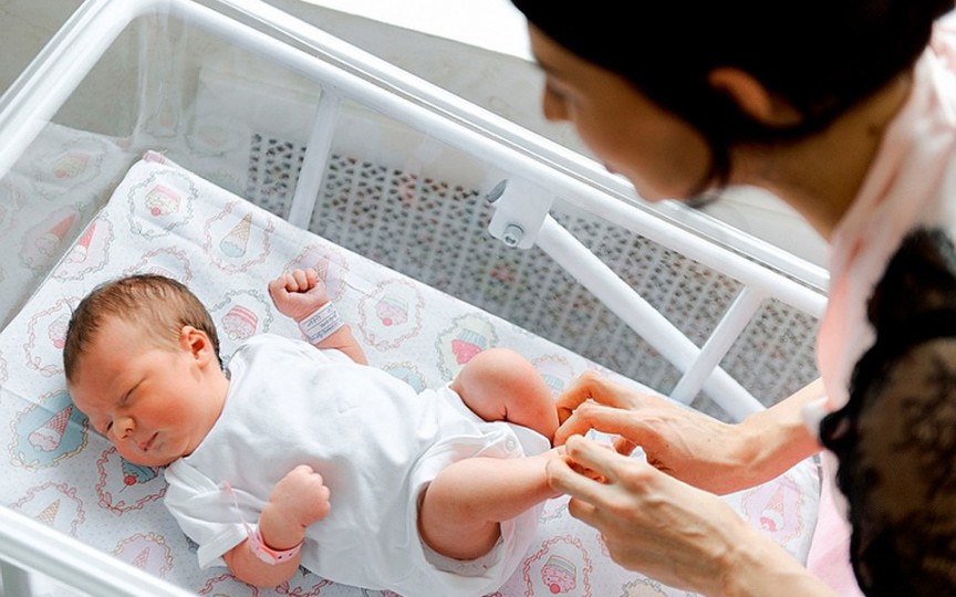 Cursuri obligatorii pentru părinți, fără de care nou-născutul nu va putea fi scos din maternitate