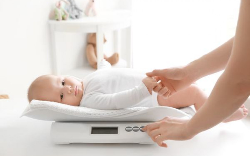 Îți faci griji că vei naște un bebe mare? 4 lucruri de știut despre greutatea la naștere a nou-născutului